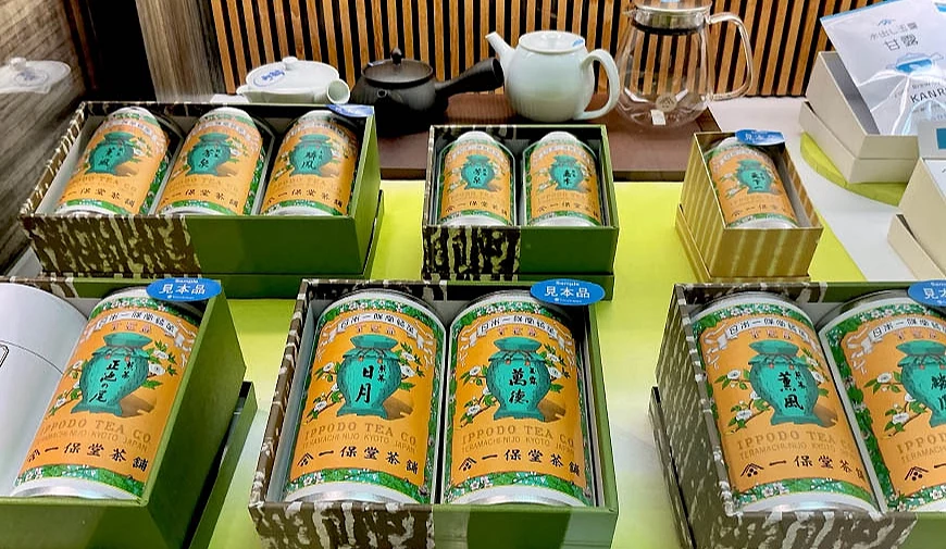 一保堂販售豐富的罐裝茶葉與茶具