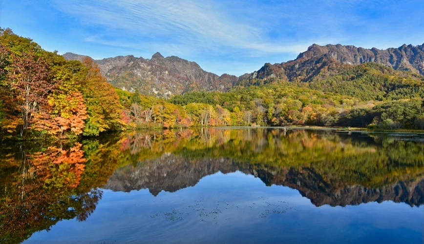 倒映秋日戶隱連峰紅葉的鏡池
