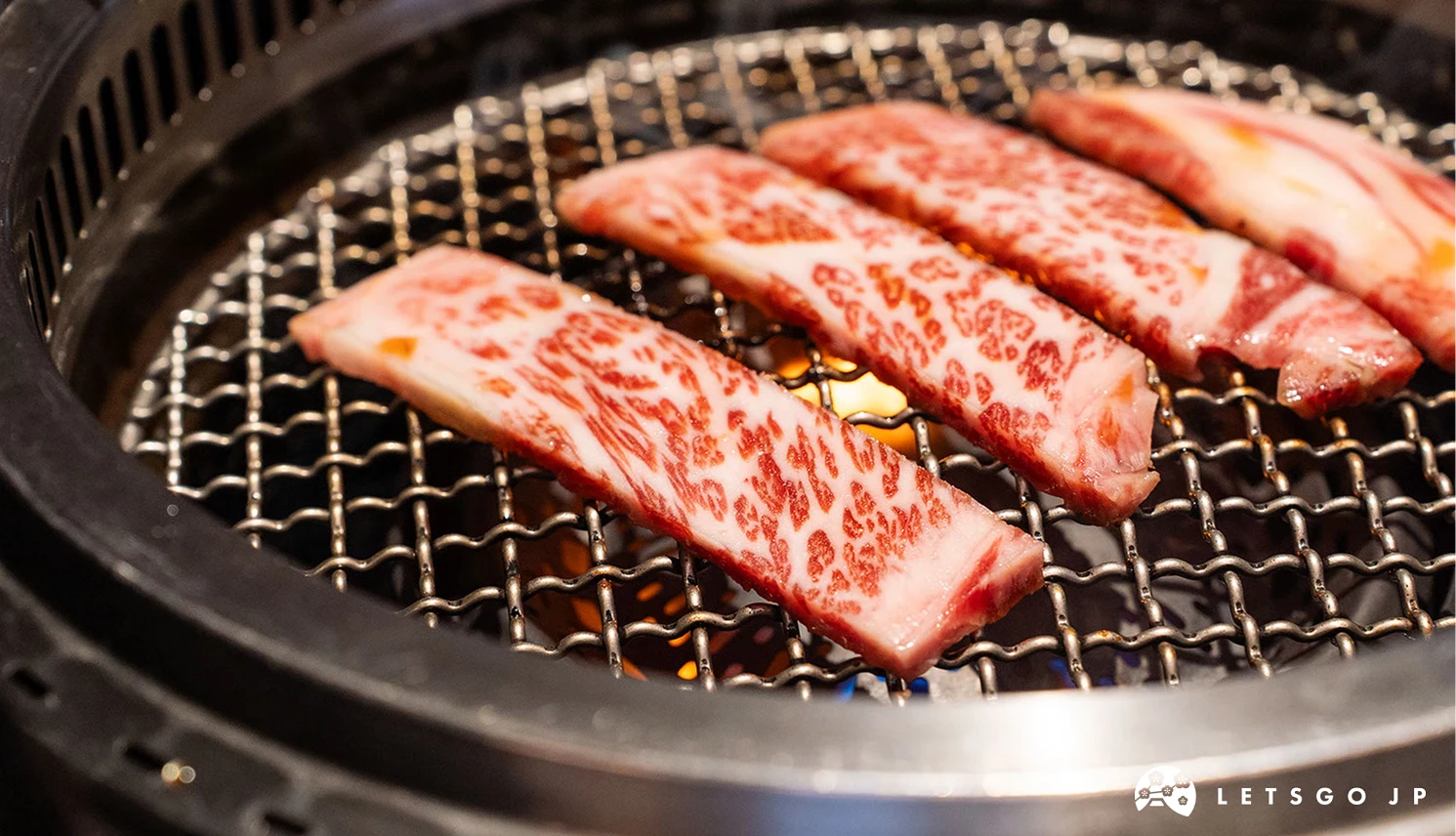 美麗油花的牛肉片在烤網上