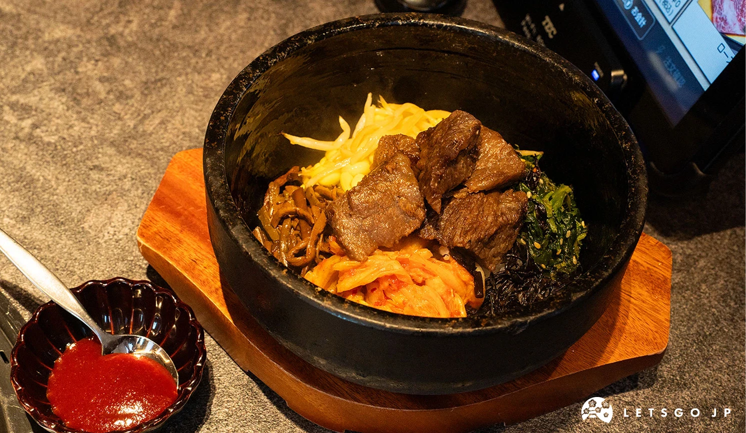 熱騰騰的石鍋拌飯,很適合燒肉途中搭配一起吃