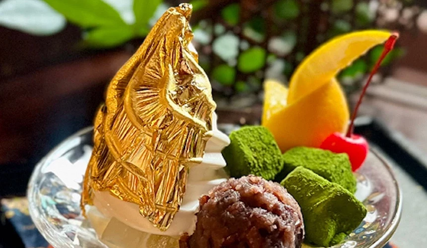 玻璃盤盛裝金箔冰淇淋、紅豆泥與綠茶麻糬,黃色柳丁與紅櫻桃點綴,日式甜點精美。