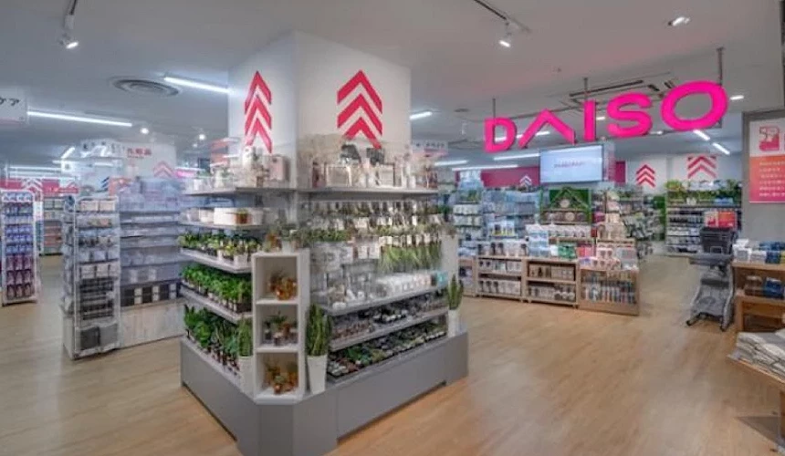 日本那霸的TOMITON內的大創店舖