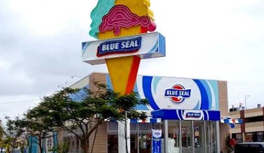 日本那霸的TOMITON內的人氣「BLUE SEAL」冰淇淋外店舖
