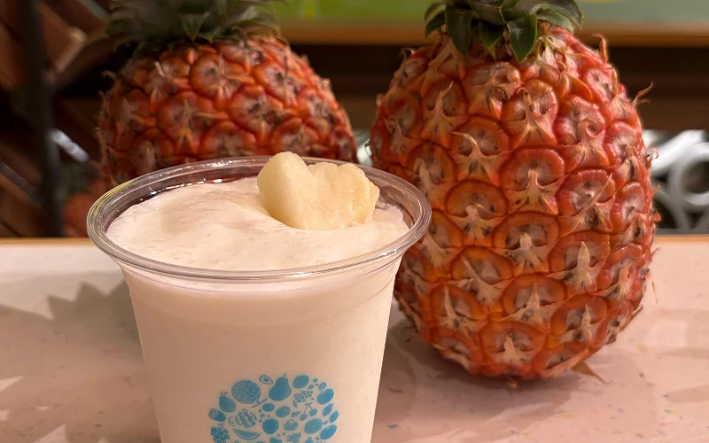 兩顆鳳梨前面有日本沖繩那霸Fruit marry的水果奶昔
