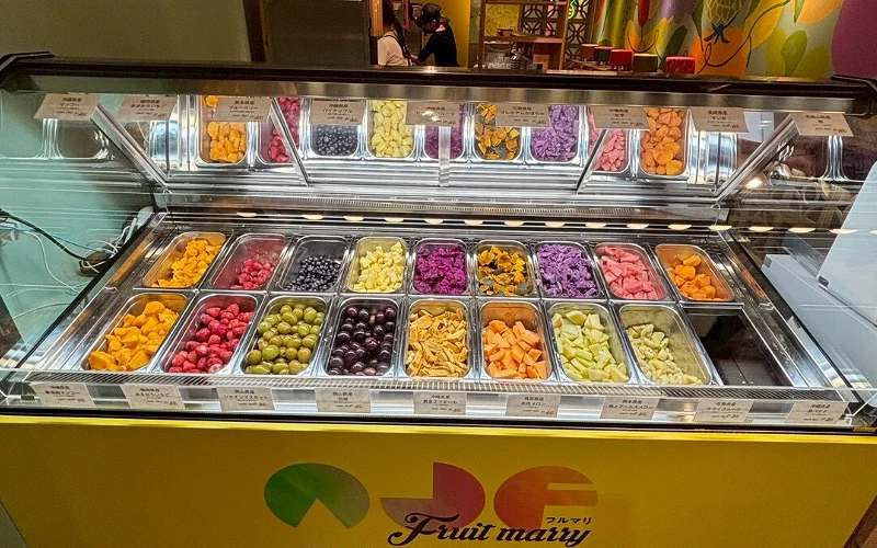 冷藏櫃陳列多格彩色水果切塊,下方標示「Fruit marry」
