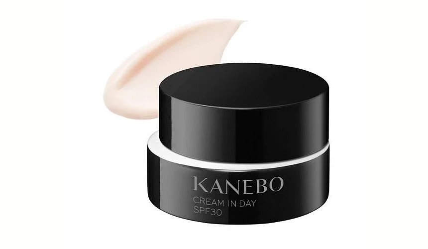 KANEBO 活力肌密日霜II 黑色圓罐,後方展示淡粉色乳霜質地