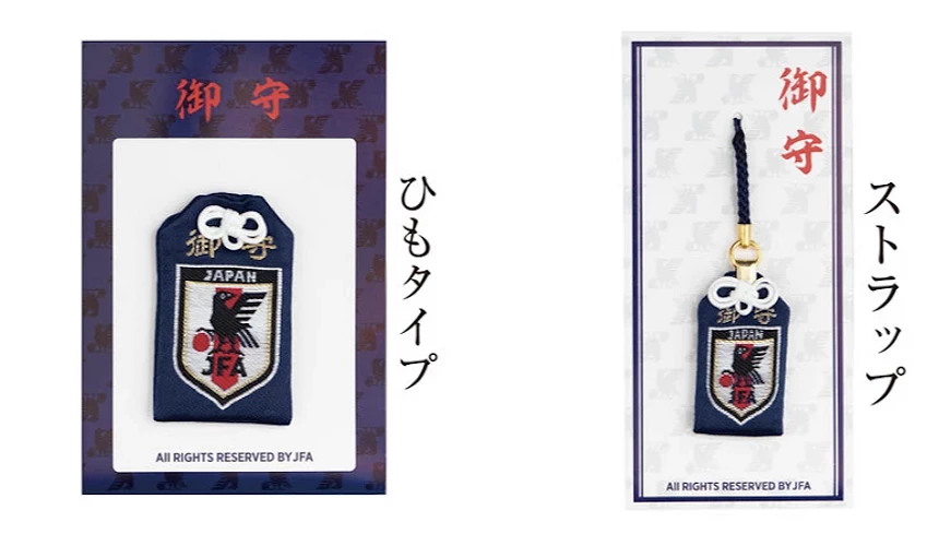左為日本國家足球隊 JFA 御守護身符,寫有「御守」,ひもタイプ(繩結款),右為日本國家足球隊 JFA 御守護身符,寫有「御守」,寫有日文標語,附金屬環繩掛件