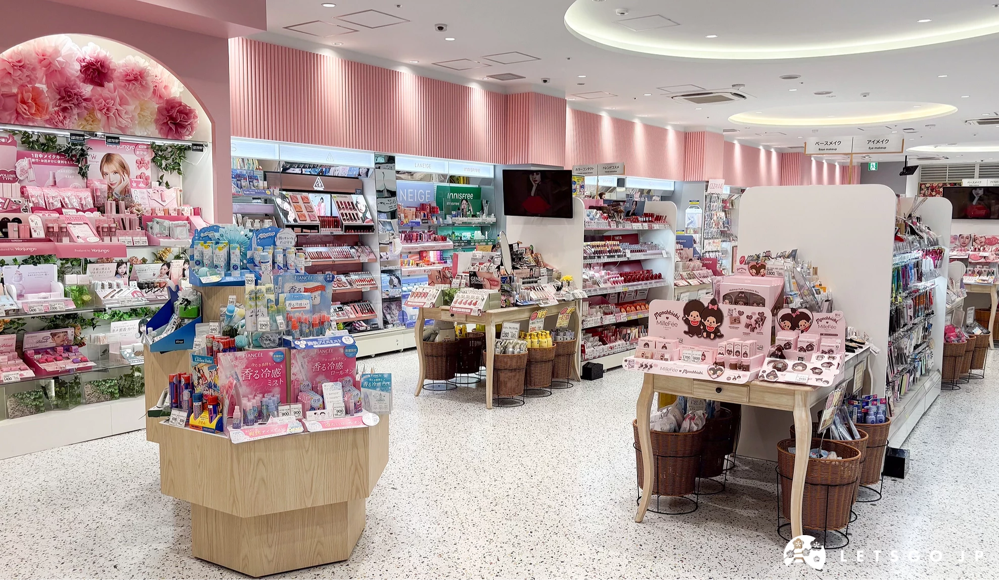 Cocokarafine 新宿三丁目店 店鋪內美妝