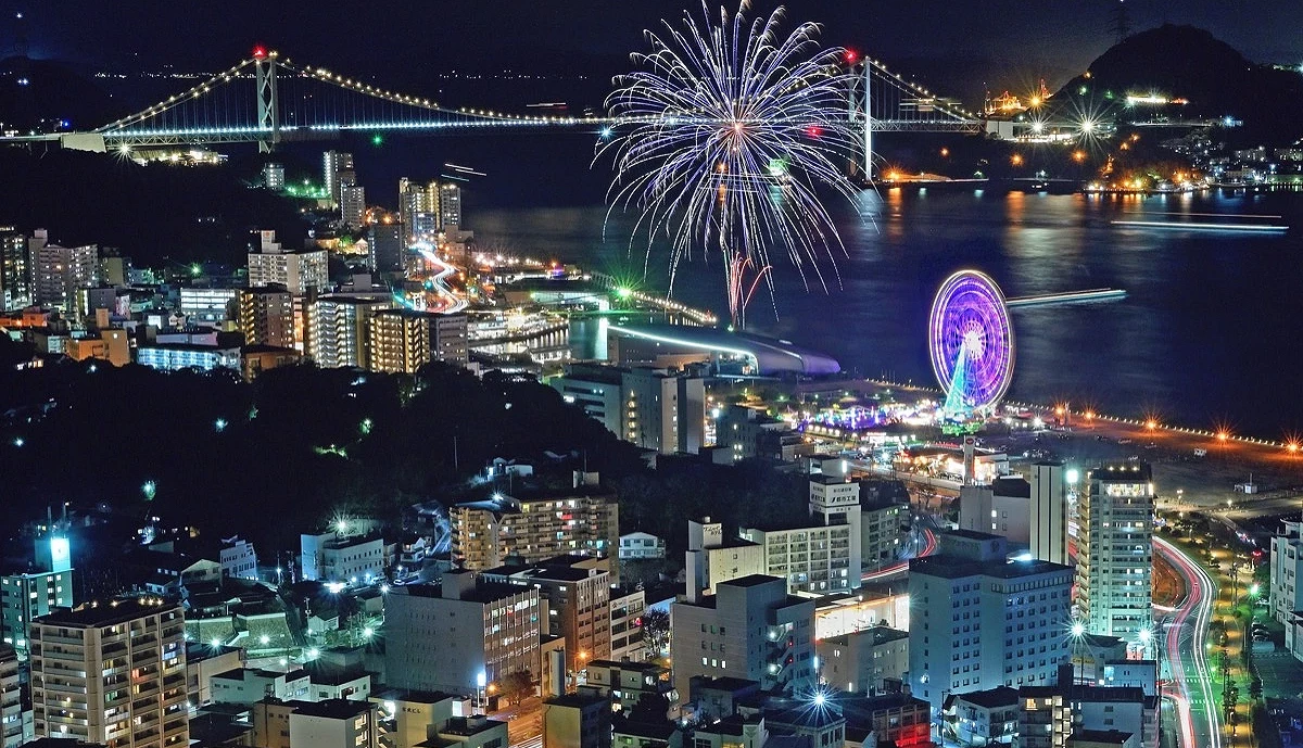 海峽城市夜景與煙火