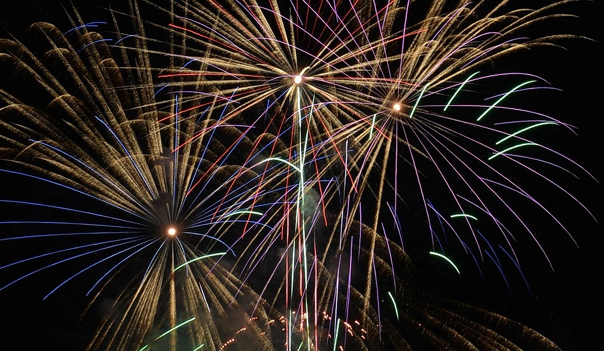 夜空中施放的煙火