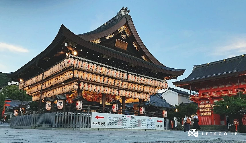 京都名所「八坂神社」在傍晚時刻的景象,境內提燈與八坂神社燈籠亮起,充滿神聖的氣氛