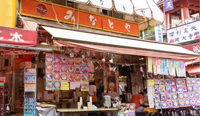 みなとや店門口,掛滿多張美食圖樣海報