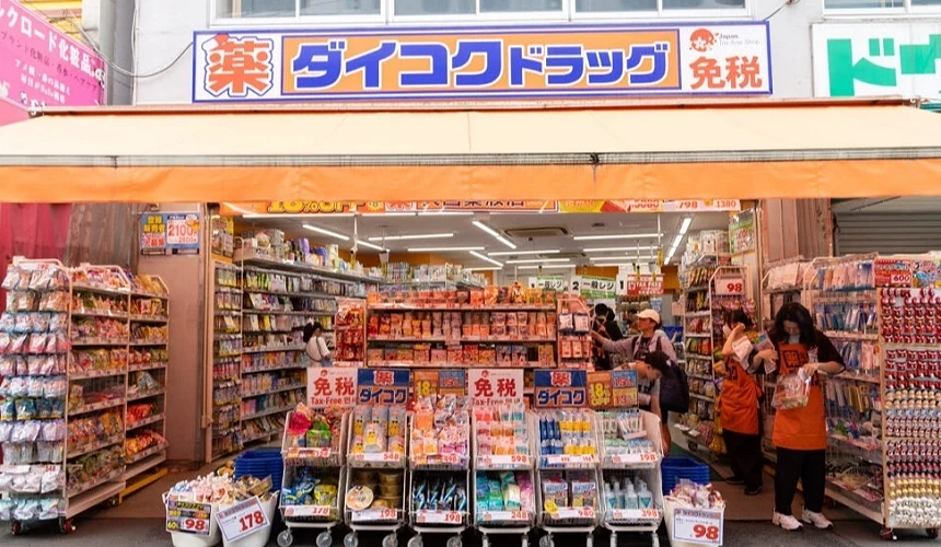 大國藥妝店門口,顧客選購免稅商品
