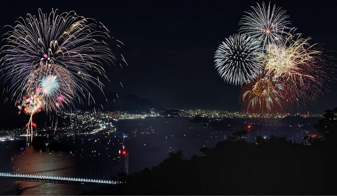 海峽城市夜景與煙火