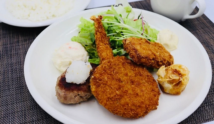 炸豬排、可樂餅與漢堡排套餐,搭配白飯與沙拉