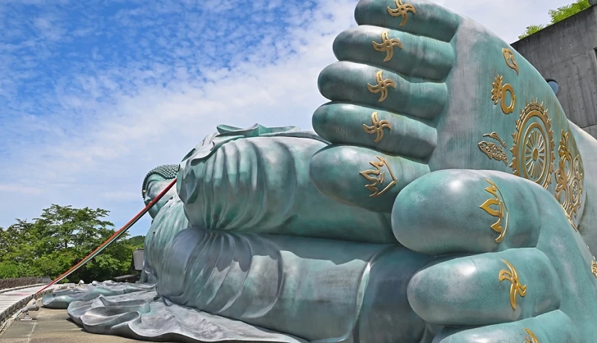 臥佛足底刻著金色圖紋