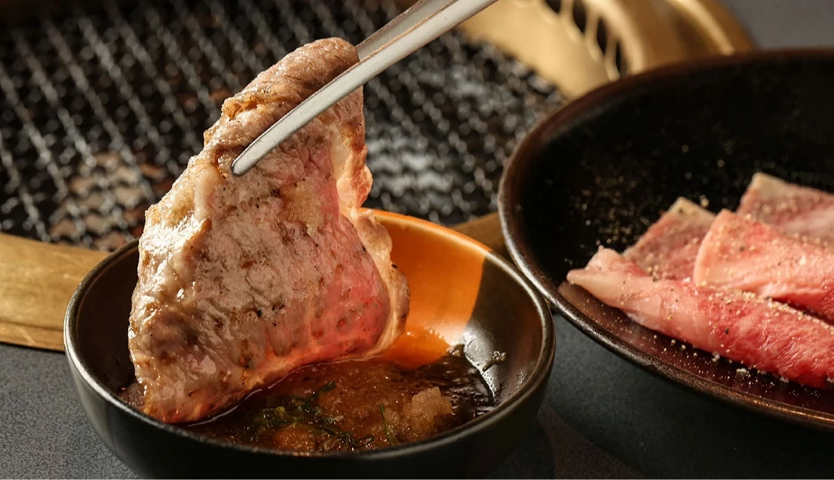 烤好的燒肉沾上醬汁