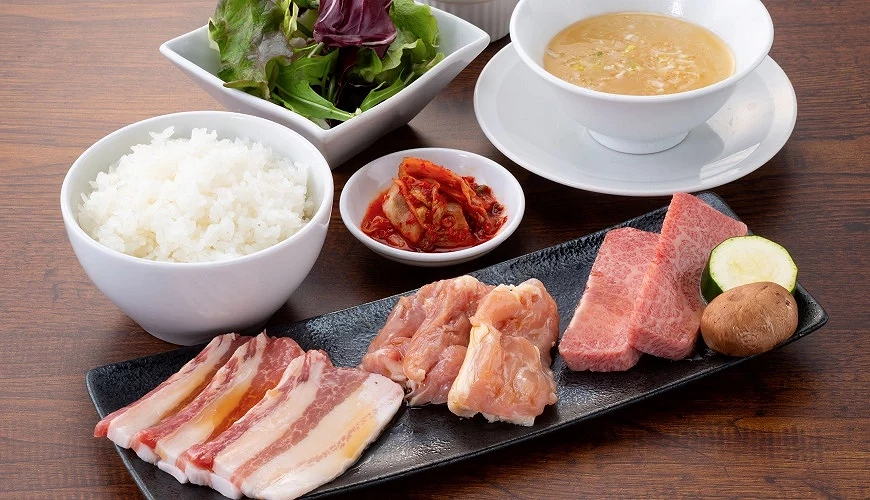 包含肉品、白飯、泡菜、湯品與沙拉的午餐定食