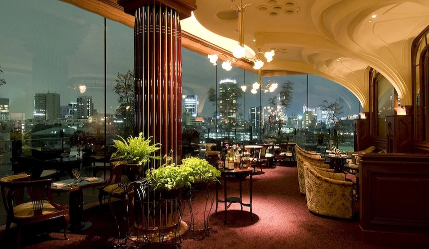 高樓餐廳寬敞明亮,落地窗俯瞰夜景城市,紅毯地板與金色吊燈優雅,木質傢俱與綠植點綴高級。