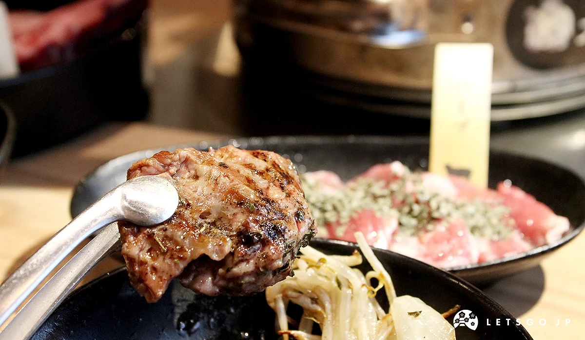 炭火燒烤後的一片「香草風味羊肉」