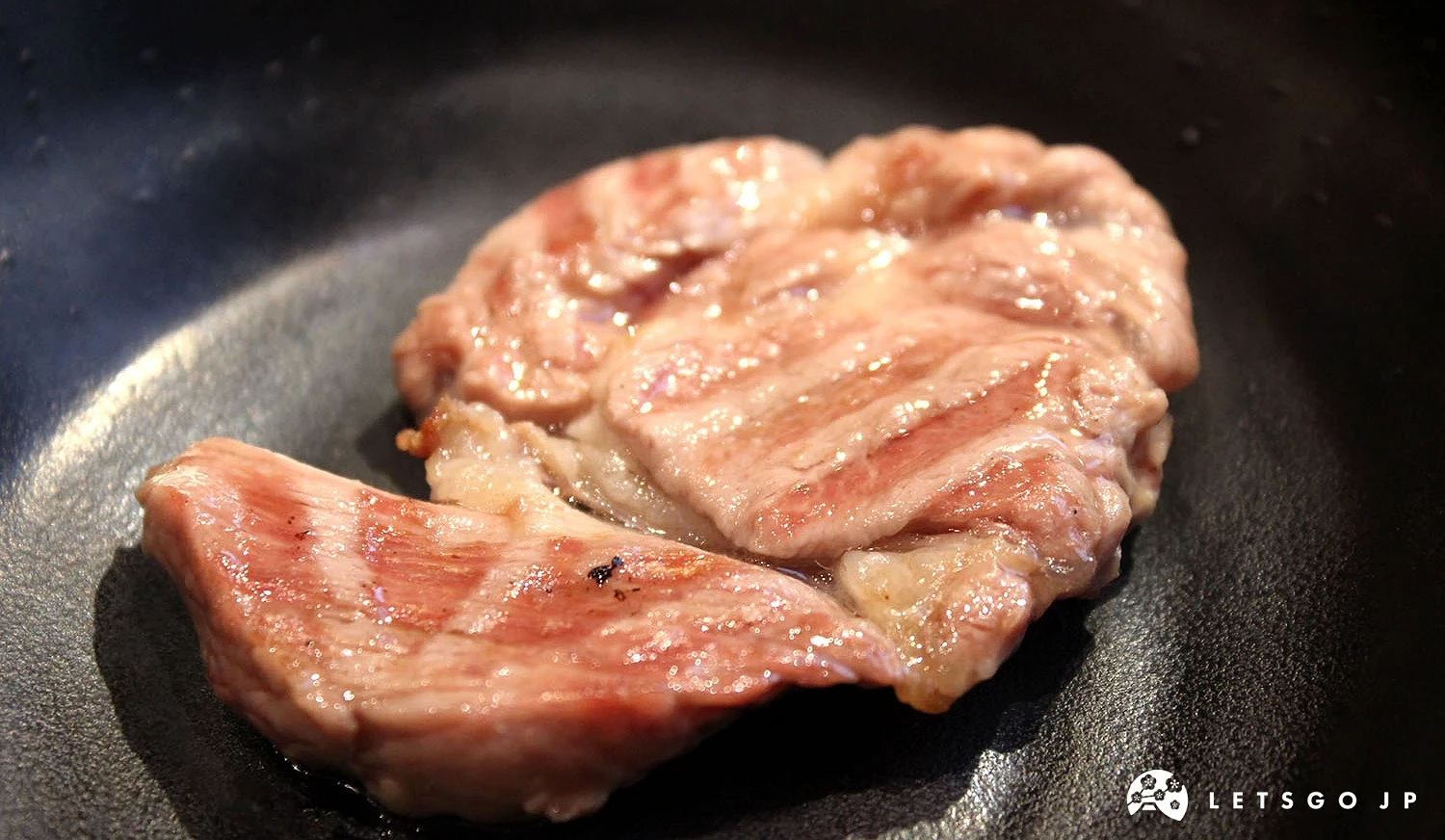 黑盤裡面一塊碳烤後的「羊肩肉」