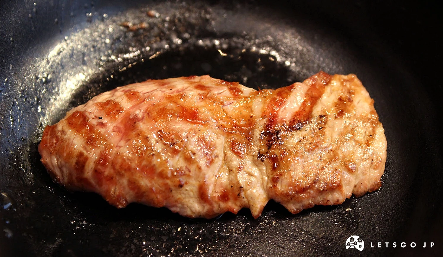 黑盤裡面一塊碳烤後的「羊腿肉」