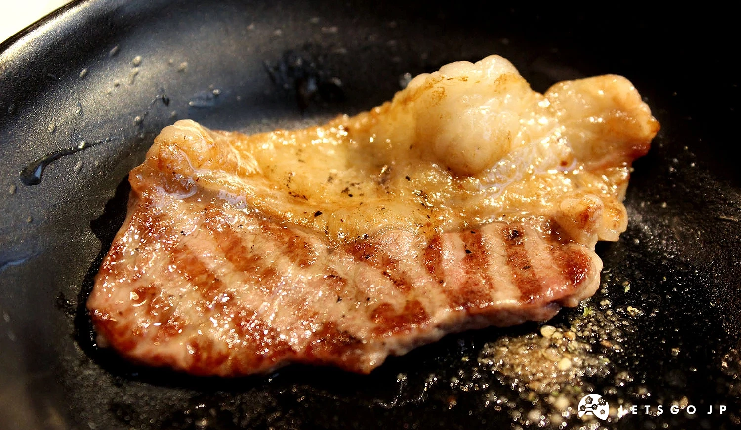 黑盤裡面一塊碳烤後的「羊肉沙朗」