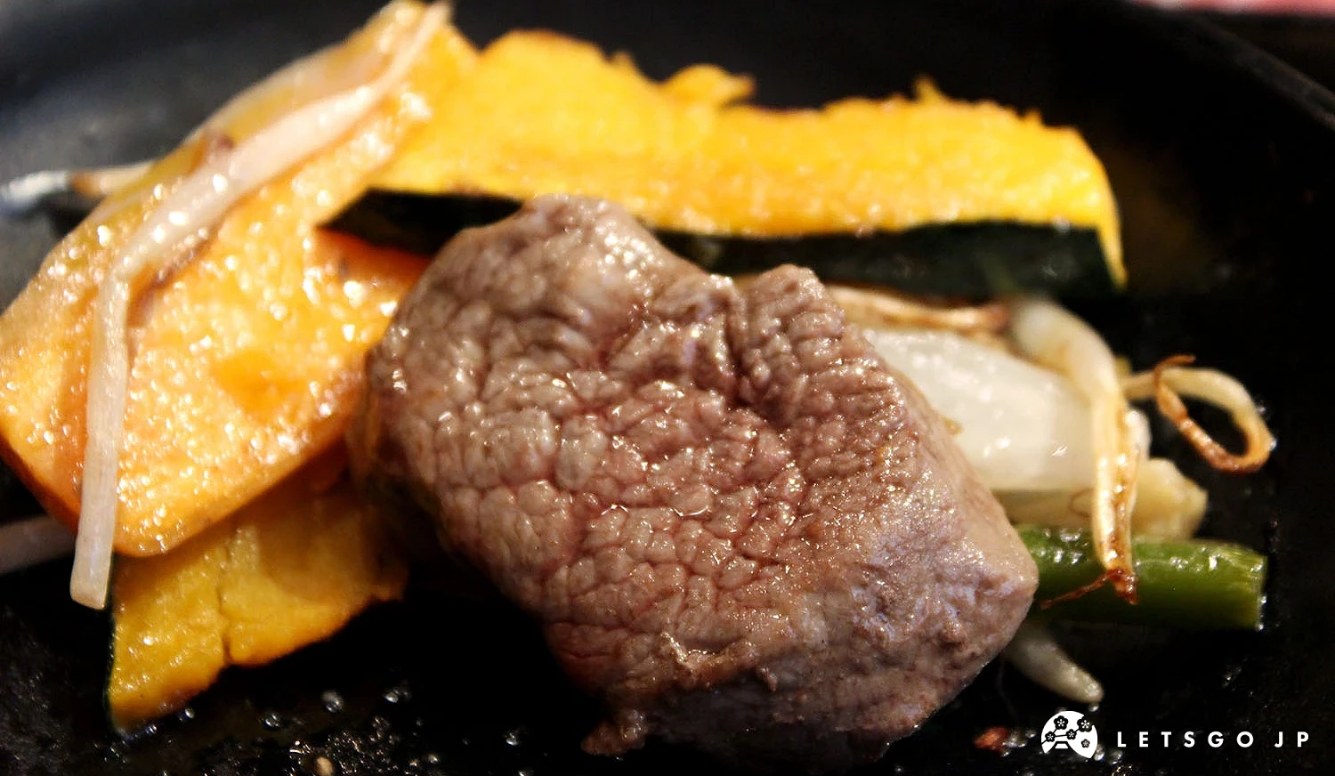 黑盤裡面一塊碳烤後的「羊里脊肉」