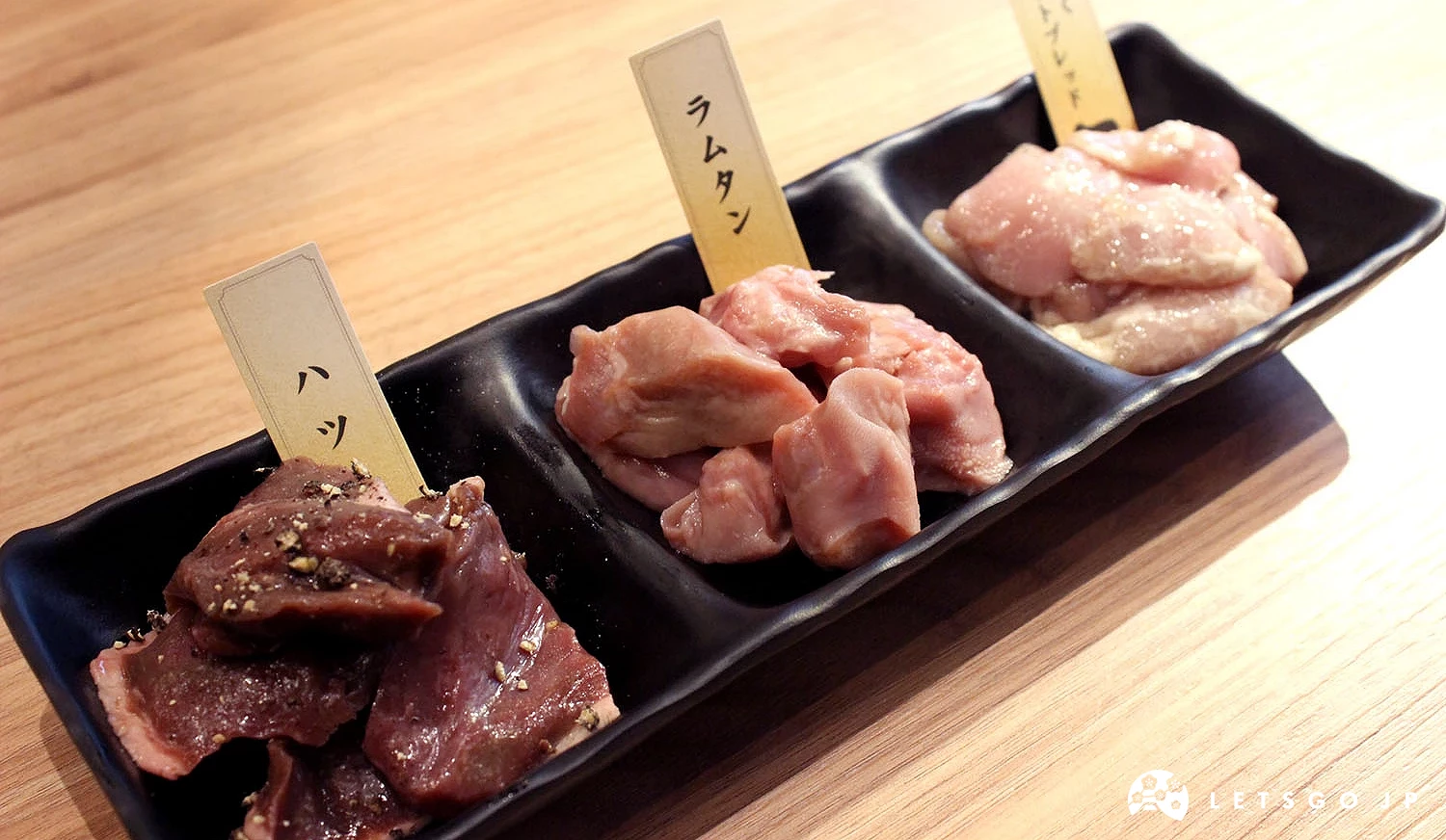 一份「稀有部位三拼」,由左至右為羊心、厚切羊舌、胸腺肉