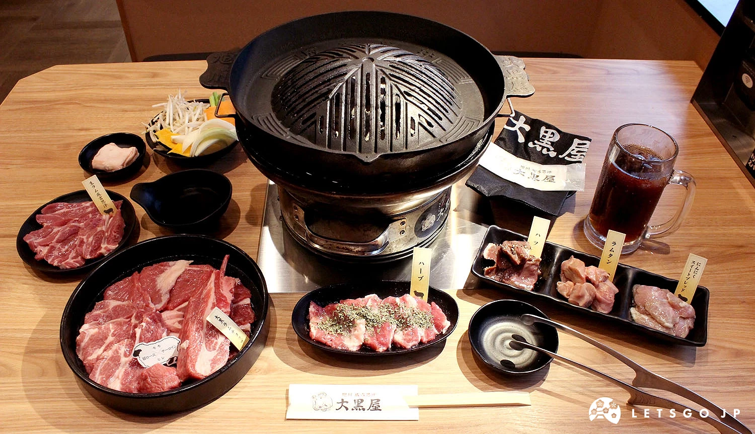 「成吉思汗大黑屋」的鑄鐵鍋與生羊肉