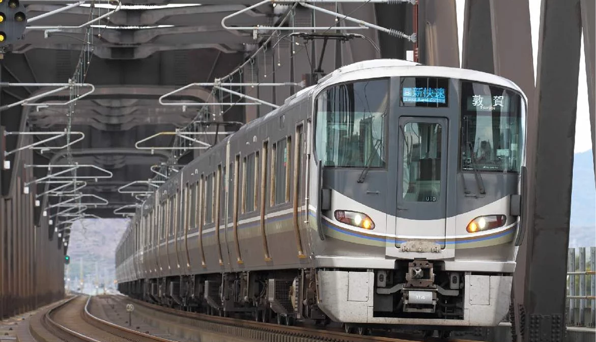 JR京都線(新快速)外觀是銀灰色不鏽鋼金屬