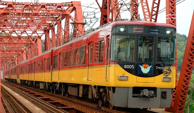 京阪電車8000系的特急列車外觀為紅色車廂