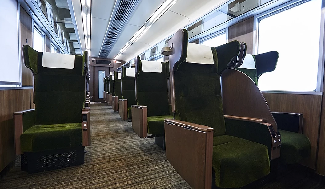 阪急PRiVACE車廂內部座位呈現1+2