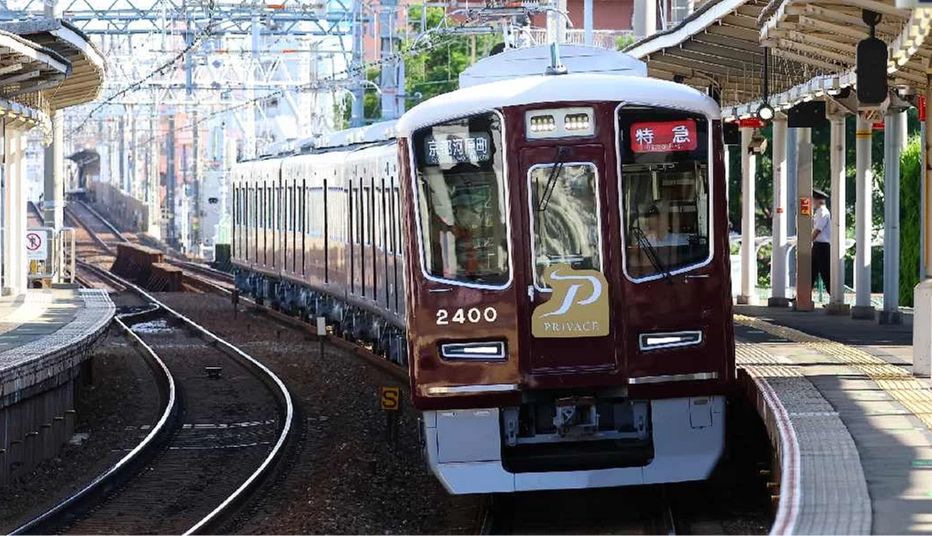 阪急特急PRiVACE列車車頭有一個P的標誌