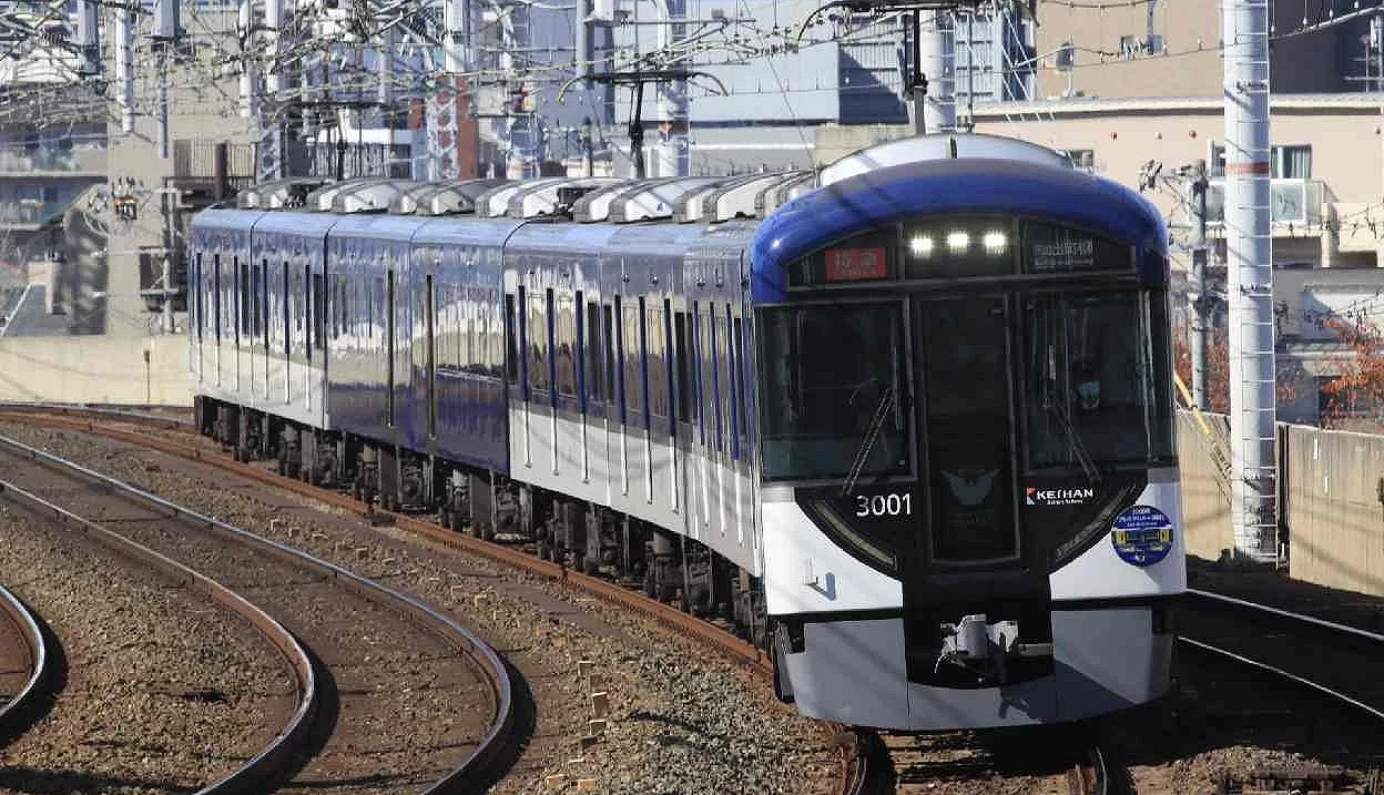 京阪電車3000系列外觀使用深藍色搭配銀色與白色線條