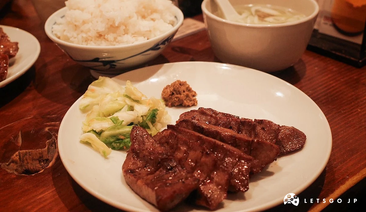 炭火現烤香氣滿溢的厚切牛舌定食
