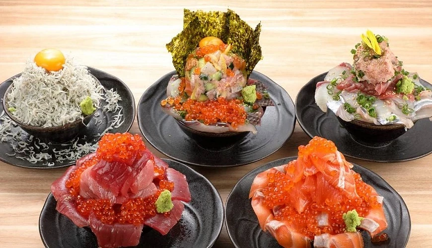 多種食材滿出來的豪華海鮮丼