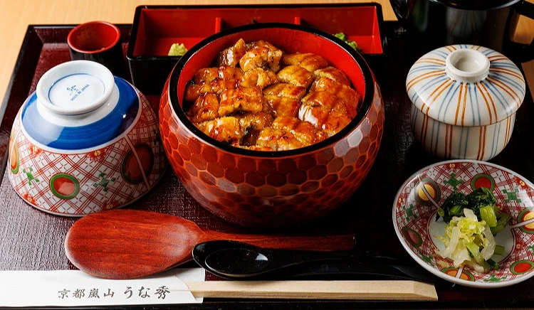 京都嵐山鰻魚餐廳提供的鰻魚飯定食