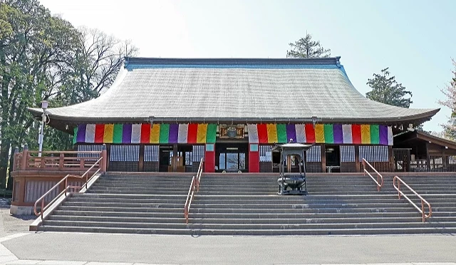 日本埼玉縣川越喜多院本堂(大師堂)外觀,階梯上方設有彩虹五色幕裝飾