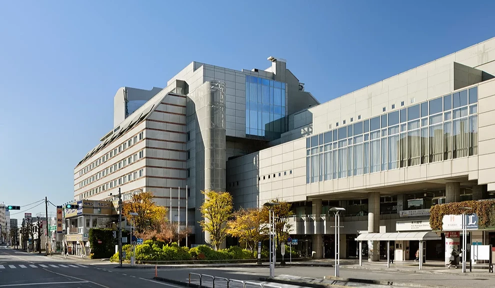 川越王子大飯店(Kawagoe Prince Hotel)與西武鐵道本川越站共構大樓外觀,現代化建築前方設有路樹與乾淨的街道
