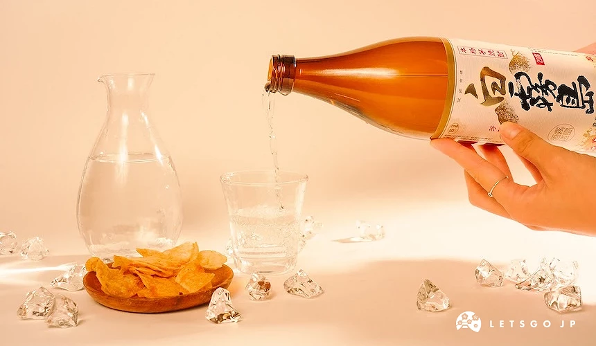 日本酒倒入玻璃杯與小菜