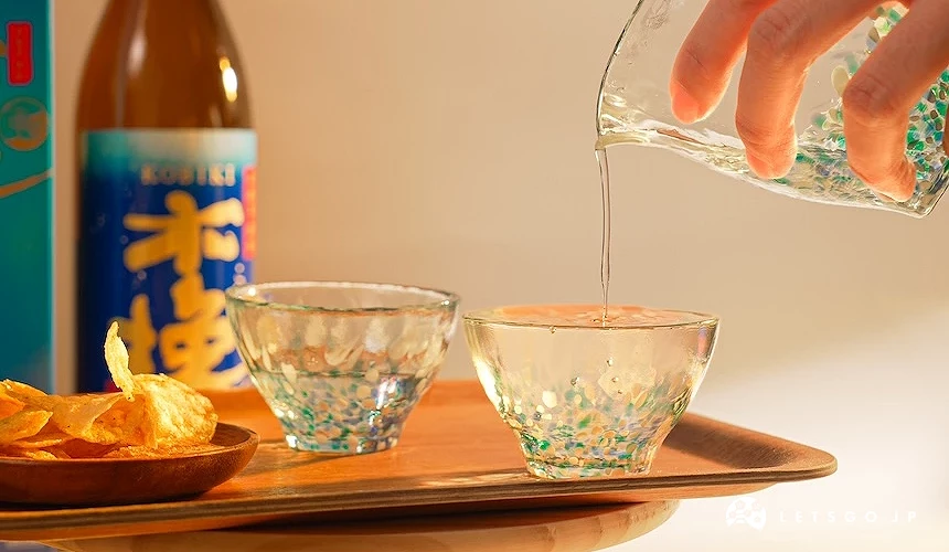 日本酒倒入玻璃杯
