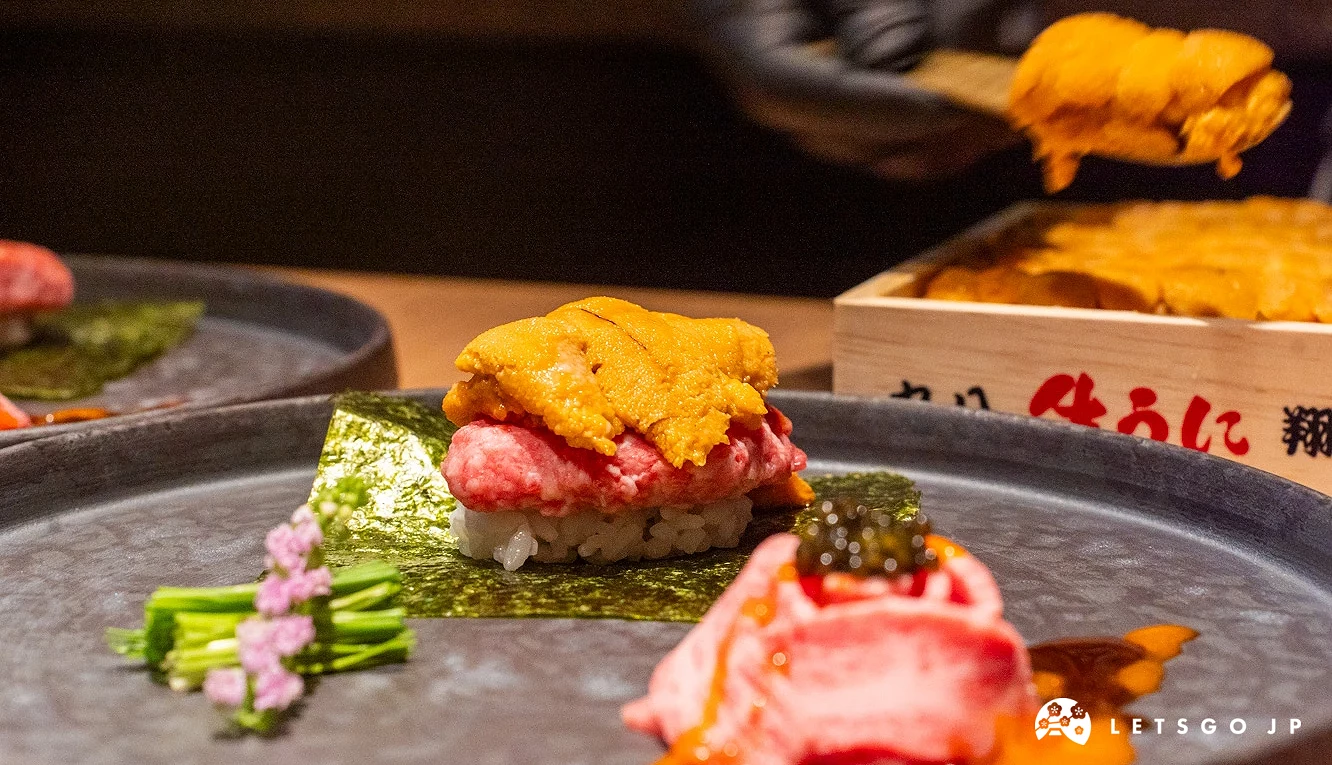 「海膽手卷與魚子醬生牛肉塔塔」由店員在眼前盛海膽