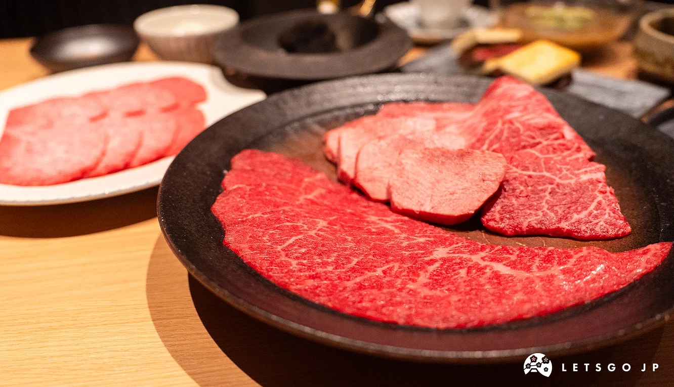 A5黑毛和牛雌牛生肉拼盤的油脂分布細緻,非常誘人!