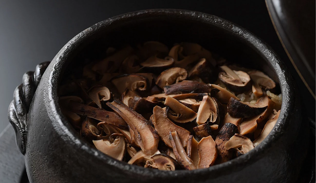 松茸飯吸收了高湯與松茸鮮味,口感柔潤