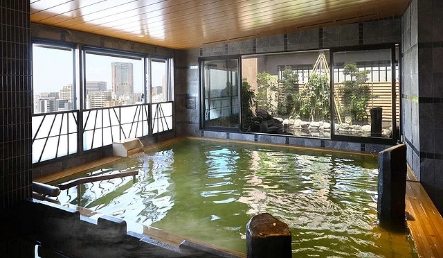 「御宿野乃 金澤」的頂樓溫泉,可以邊泡湯邊欣賞風景