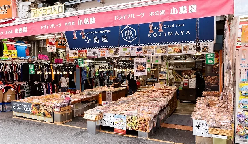 小島屋乾果專賣店,攤位陳列多樣堅果乾果