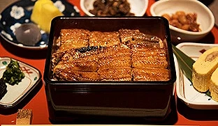 京都錦市場商店街內的鰻魚飯定食