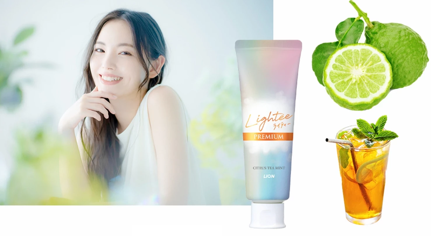 微笑的模特兒與Lightee 牙膏