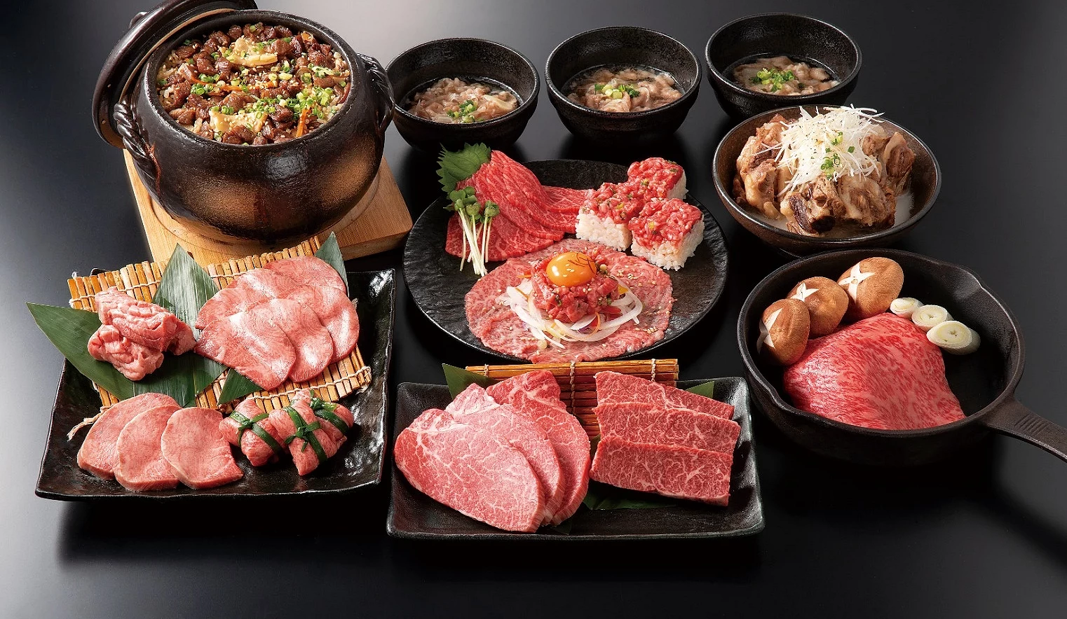 燒肉套餐。有肉片、蔥包肉和土鍋飯。